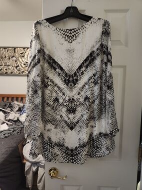 Women's Black & White Snake Print Long Sleeve Top - L/XL